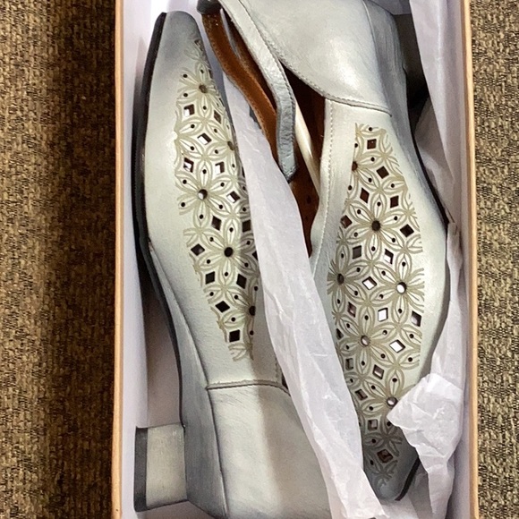 HZM - Washed Gray Eyelet-Detail Leather Pointed-Toe Pump - size 35 (5.5) - new - Picture 9 of 9